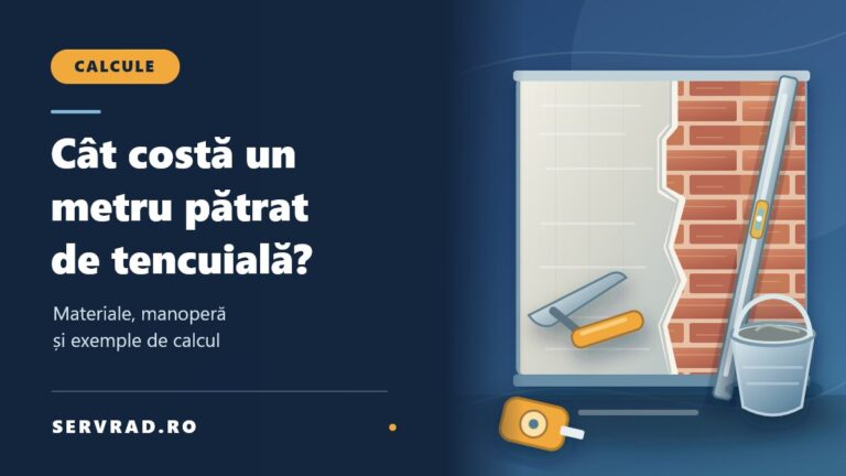 Perete din cărămidă parțial tencuit, cu mistrie, dreptar, găleată de mortar și ruletă, lângă titlul unui ghid despre costul tencuielii pe metru pătrat.